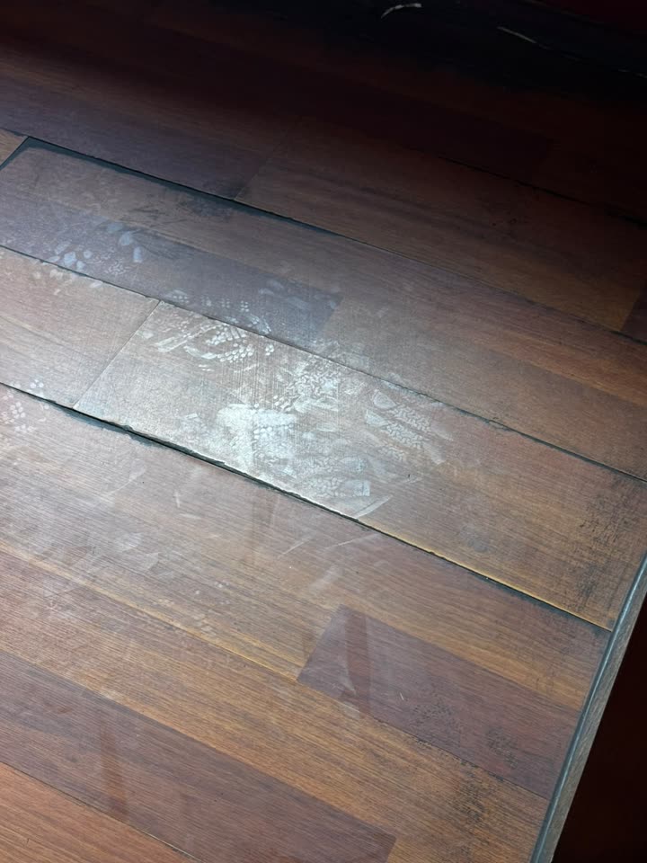 Piso de madera levantado por el agua